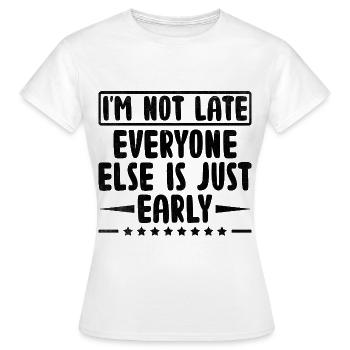 Je ne suis pas en retard tout le monde n’est que sarcasme précoce - T-shirt Femme - blanc - Devant - AI Model Female 172 dark (172cm)