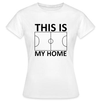 Fussball Fussballfeld - Frauen T-Shirt - Weiß - Vorne - AI Model Female 172 dark (172cm)