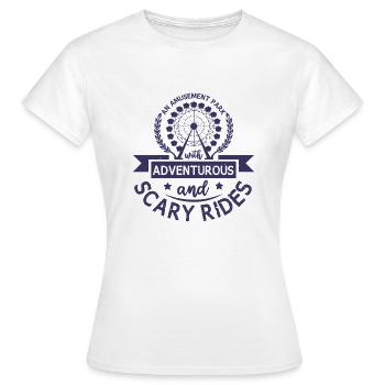 EIN VERGNÜGUNGSPARK MIT ABENTEUERLICHEN UND GRUSELIGEN FAHRGESCHÄFTEN - Frauen T-Shirt - Weiß - Vorne - AI Model Female 172 dark (172cm)