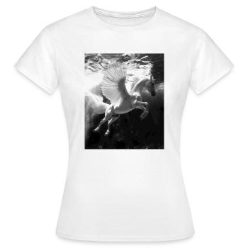 Pégase sous l’eau - T-shirt Femme - blanc - Devant - AI Model Female 172 dark (172cm)