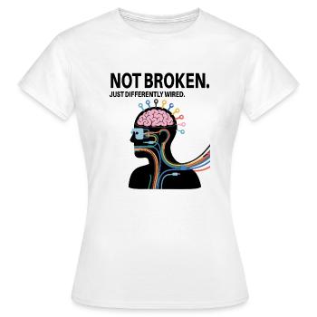 Pas cassé – juste câblé différemment - T-shirt Femme - blanc - Devant - AI Model Female 172 dark (172cm)