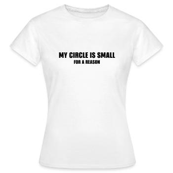 LE T-SHIRT DE MODE - MON CERCLE EST PETIT POUR UNE RAISON - T-shirt Femme - blanc - Devant - AI Model Female 172 dark (172cm)