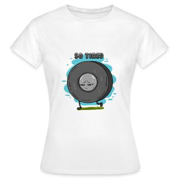 Pneu de voiture fatigué - Jeu de mots So Fatigué - T-shirt Femme - blanc - Devant - AI Model Female 172 dark (172cm)