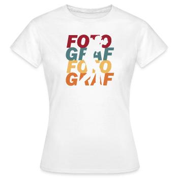 Photograph - Frauen T-Shirt - Weiß - Vorne - AI Model Female 172 dark (172cm)