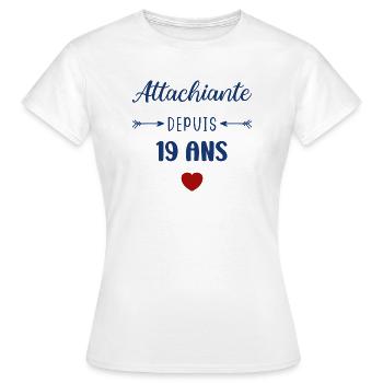 Attachiante depuis 19 ans - T-shirt Femme - blanc - Devant - AI Model Female 172 dark (172cm)