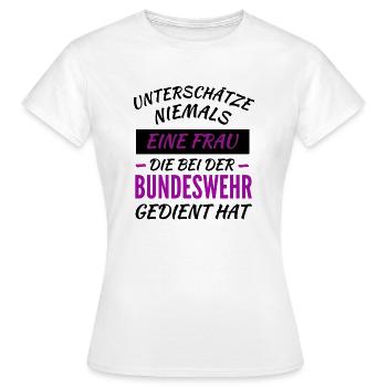 Stolze Soldatin - Frauen T-Shirt - Weiß - Vorne - AI Model Female 172 dark (172cm)