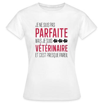 Pas parfaite mais vétérinaire / humour veterinaire - T-shirt Femme - blanc - Devant - AI Model Female 172 dark (172cm)