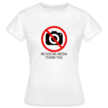 no social media - Frauen T-Shirt - Weiß - Vorne - AI Model Female 172 dark (172cm)