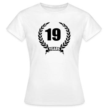 Lauwerkrans 19 Jahre mit Note und Bannerjahr - Frauen T-Shirt - Weiß - Vorne - AI Model Female 172 dark (172cm)