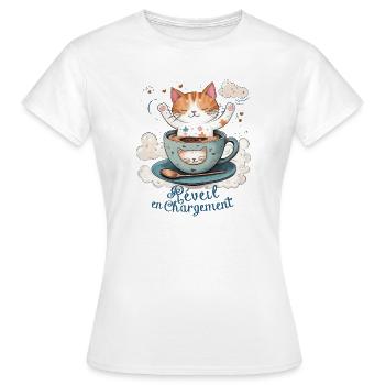 Wecker aufladen, Katzenhumor und Kaffeebecher - Frauen T-Shirt - Weiß - Vorne - AI Model Female 172 dark (172cm)