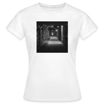 Ferry Pier Neuhof Elbe Hambourg Poster - T-shirt Femme - blanc - Devant - AI Model Female 172 dark (172cm)