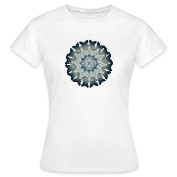 Schmetterlingsflügel Ornament in zarten Blautönen - Frauen T-Shirt - Weiß - Vorne - AI Model Female 172 dark (172cm)