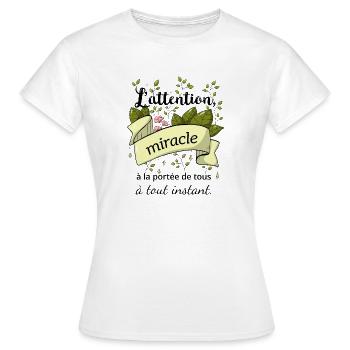 Citation illustrée : l'attention - T-shirt Femme - blanc - Devant - AI Model Female 172 dark (172cm)