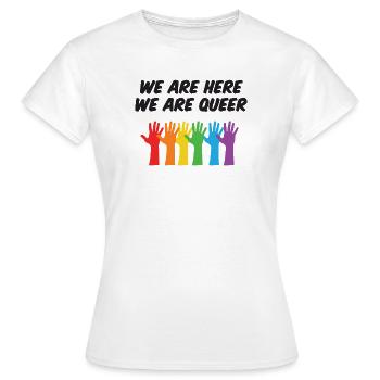 Mois de la fierté LGBT - Nous sommes ici, nous sommes queer - T-shirt Femme - blanc - Devant - AI Model Female 172 dark (172cm)