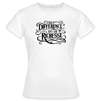 La différence est une richesse  - T-shirt Femme - blanc - Devant - AI Model Female 172 dark (172cm)