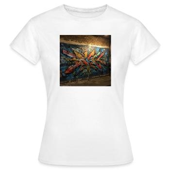 Energieausbruch in lebhaften Farben - Frauen T-Shirt - Weiß - Vorne - AI Model Female 172 dark (172cm)