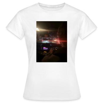 Circulation urbaine la nuit - T-shirt Femme - blanc - Devant - AI Model Female 172 dark (172cm)