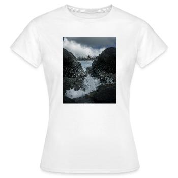 Stürmische Aufnahme der Brücke, die die Insel Porth verbindet - Frauen T-Shirt - Weiß - Vorne - AI Model Female 172 dark (172cm)