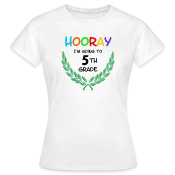 Hourra, je vais en 5e - T-shirt Femme - blanc - Devant - AI Model Female 172 dark (172cm)