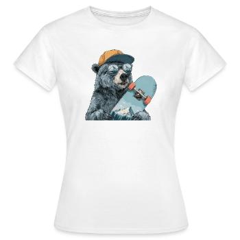 Bär Skater mit Bergreflexion - Frauen T-Shirt - Weiß - Vorne - AI Model Female 172 dark (172cm)