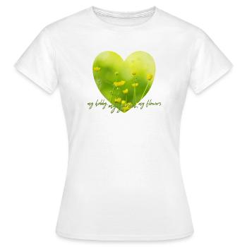 Gelbes Blumenherz mit gelben Blumen Gartenlook - Frauen T-Shirt - Weiß - Vorne - AI Model Female 172 dark (172cm)