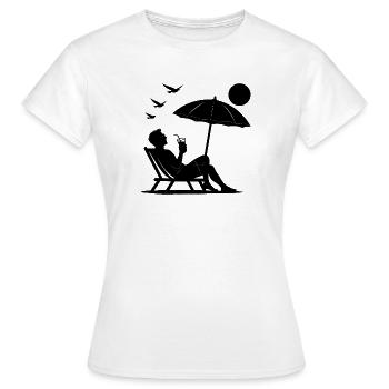 Se détendre sur une chaise longue sur la plage - T-shirt Femme - blanc - Devant - AI Model Female 172 dark (172cm)