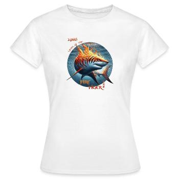Tigre de Feu 1986 – Le Requin Tigre Brûlant - T-shirt Femme - blanc - Devant - AI Model Female 172 dark (172cm)