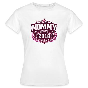 Mama seit 2016 – Stolze neue Mama Design - Frauen T-Shirt - Weiß - Vorne - AI Model Female 172 dark (172cm)