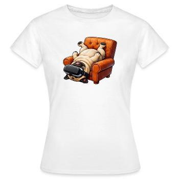 Mops mit VR Brille im Sessel - Frauen T-Shirt - Weiß - Vorne - AI Model Female 172 dark (172cm)
