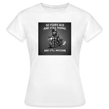 50 ans et plus loin sur la moto - T-shirt Femme - blanc - Devant - AI Model Female 172 dark (172cm)