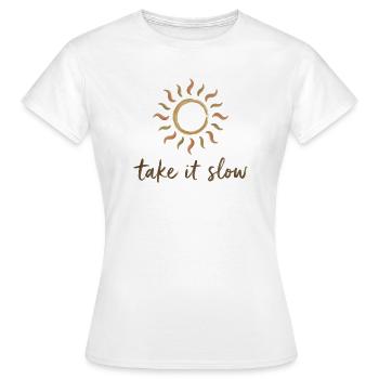 Take It Slow Sonnenlogo - Frauen T-Shirt - Weiß - Vorne - AI Model Female 172 dark (172cm)