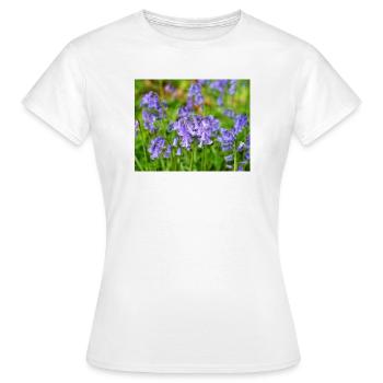 Glockenblume – Violette Frühlingsblüte - Frauen T-Shirt - Weiß - Vorne - AI Model Female 172 dark (172cm)