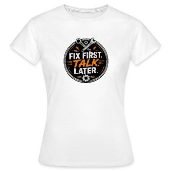 Erst reparieren, später reden – Mechaniker-Tee - Frauen T-Shirt - Weiß - Vorne - AI Model Female 172 dark (172cm)