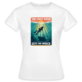 Un plongeur précoce découvre une épave | Plongée - T-shirt Femme - blanc - Devant - AI Model Female 172 dark (172cm)