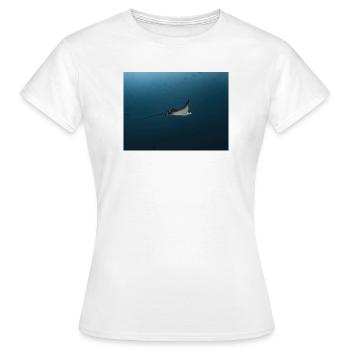 Manta Glise au-dessus de l’Abîme de l’Océan - T-shirt Femme - blanc - Devant - AI Model Female 172 dark (172cm)