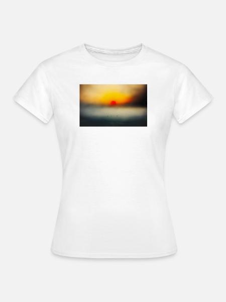 Abendstimmung am ruhigen Meer - Frauen T-Shirt - Weiß