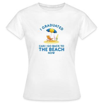 Ich habe meinen Abschluss gemacht. Kann ich jetzt zurück zum Strand. - Frauen T-Shirt - Weiß - Vorne - AI Model Female 172 dark (172cm)
