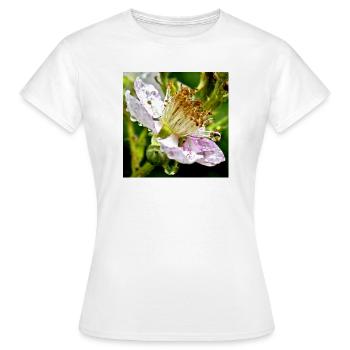 Botanische Eleganz Brombeerblüte Makro - Frauen T-Shirt - Weiß - Vorne - AI Model Female 172 dark (172cm)
