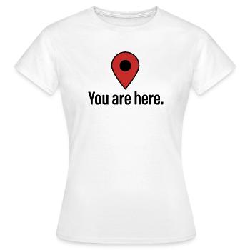 T-shirt Humour Vous Êtes Ici Map Pin - T-shirt Femme - blanc - Devant - AI Model Female 172 dark (172cm)