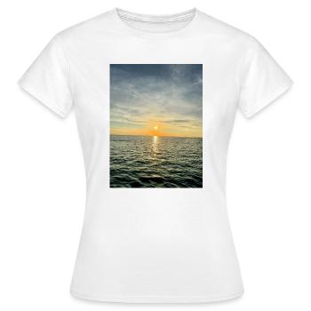Coucher de soleil au bord de la mer Atmosphère du soir - T-shirt Femme - blanc - Devant - AI Model Female 172 dark (172cm)