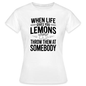 Quand la vie te donne des citrons, lance-les sur quelqu’un - T-shirt Femme - blanc - Devant - AI Model Female 172 dark (172cm)