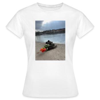 Une chaussure au bord avec une fleur - T-shirt Femme - blanc - Devant - AI Model Female 172 dark (172cm)