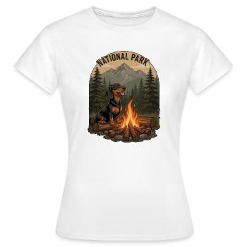 Camping vintage de teckels – Insigne du parc national - T-shirt Femme - blanc - Devant - AI Model Female 172 dark (172cm)