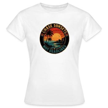 Chase Sunsets Not Deadlines Retro - Frauen T-Shirt - Weiß - Vorne - AI Model Female 172 dark (172cm)