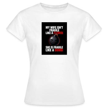 Eine Frau ist nicht zerbrechlich wie eine Blume, eine Bombe - Frauen T-Shirt - Weiß - Vorne - AI Model Female 172 dark (172cm)
