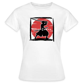 Samurai-Silhouette unter roter Sonne - Frauen T-Shirt - Weiß - Vorne - AI Model Female 172 dark (172cm)