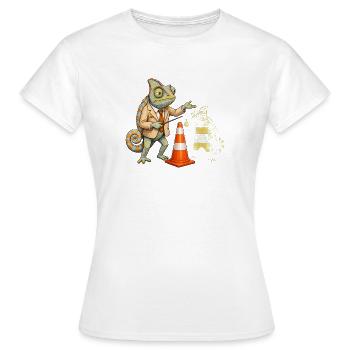 Chamäleon Fahrlehrer übt sicher mit Verkehrskegel - Frauen T-Shirt - Weiß - Vorne - AI Model Female 172 dark (172cm)