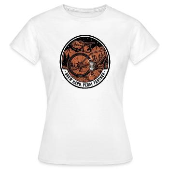 Brasser Hard Pedal Plus Further, Linocut Bikepacking - T-shirt Femme - blanc - Devant - AI Model Female 172 dark (172cm)