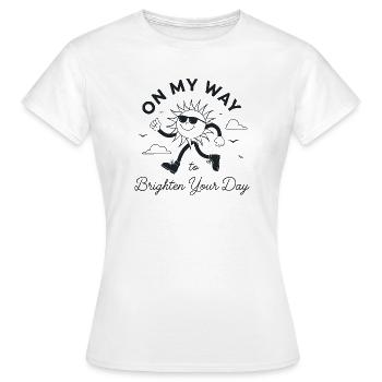 Retro Sonne: On My Way to Brighten Your Day - Frauen T-Shirt - Weiß - Vorne - AI Model Female 172 dark (172cm)