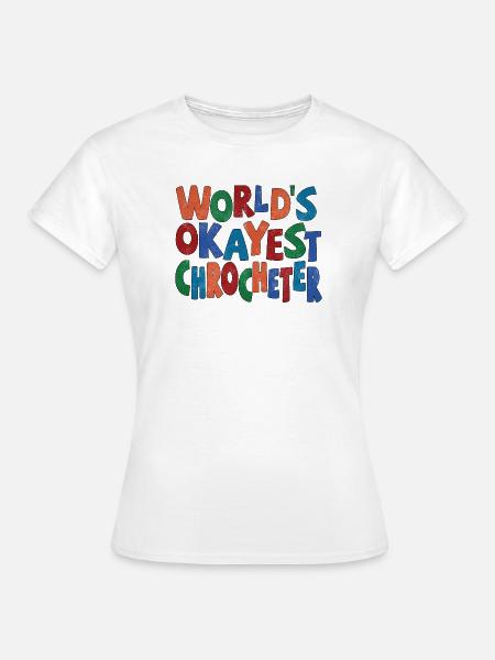 Worlds okayest Crocheter - Frauen T-Shirt - Weiß